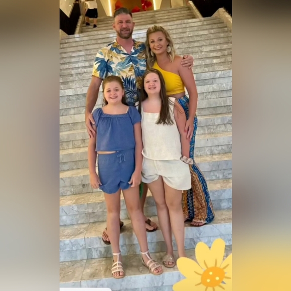 SHARING IS CARING!  Sharing Clothes, Bags, Wallets And Accessorries! - Picture 6 of 9